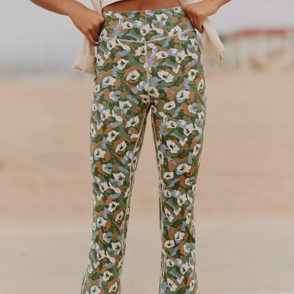 Anthropologie Daily Practice Assemble Crop Flare Leggings (Q1-69)